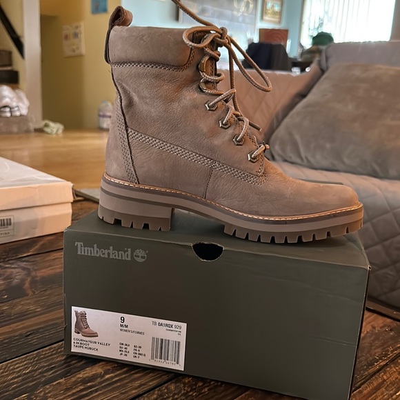 Timberland Courmayeur Valley 6” boot in Taupe Nubuck - Picture 2 of 5